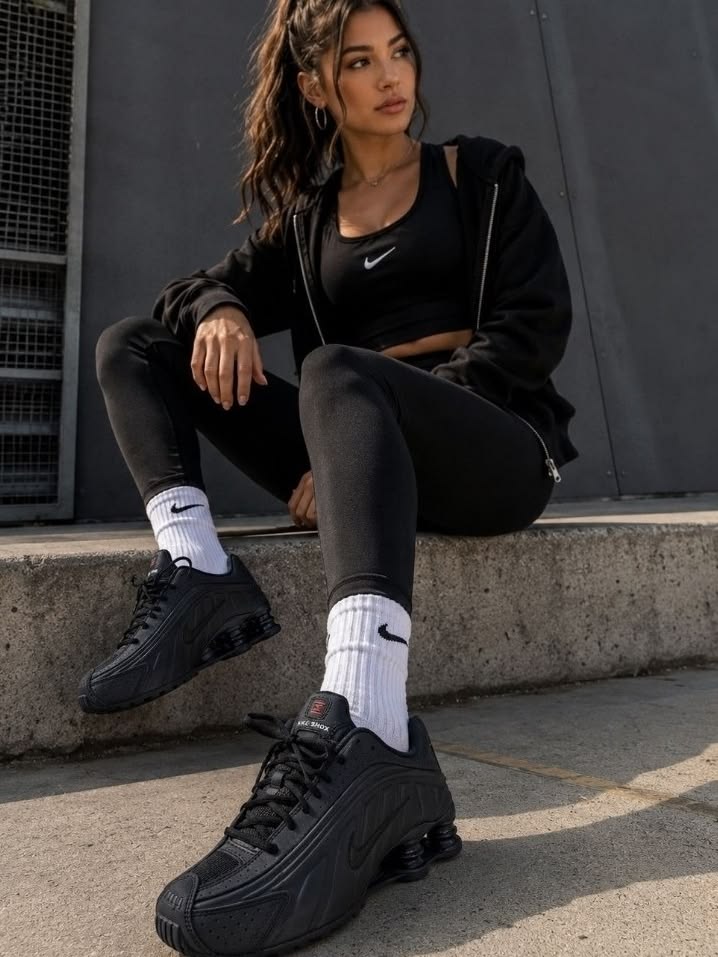 Shox R4 – Midnight Black