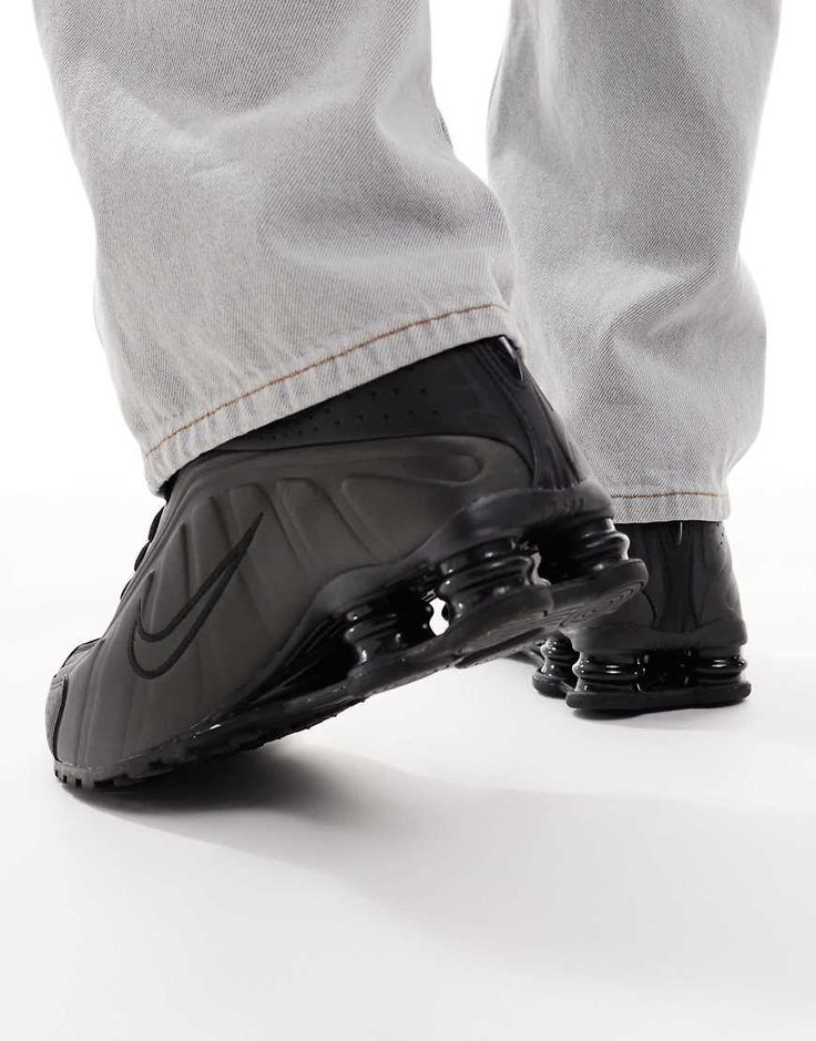 Shox R4 – Midnight Black
